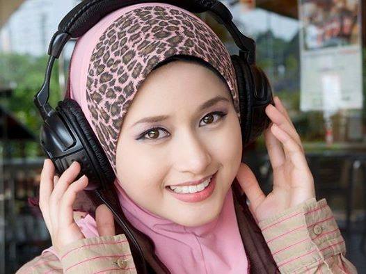 gadis jilbab pendengar yang baik