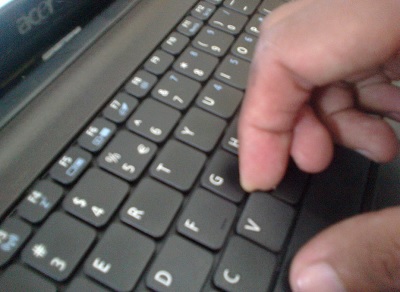 cara mencongkel keyboard laptop
