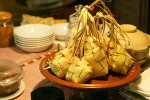 foto ketupat menu masakan lebaran opor ayam