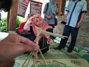 atin pemandu desa wisata pentingsari manis dan ramah liburan jogja