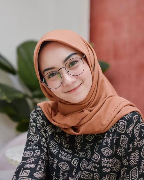 4 Tips Cermat Memilih Kacamata yang Nampak Manis Membingkai Wajah 3 Foto gadis hijab berkacamata