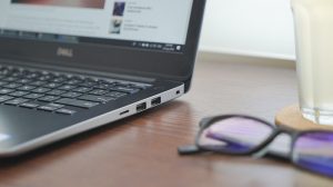 Siapa sih di zaman modern seperti sekarang ini tidak memiliki laptop? Hampir semua orang saat ini memiliki laptop untuk bisa memenuhi segala kebutuhannya. Laptop dianggap lebih praktis dan lebih simpel jika dibandingkan dengan komputer. Laptop memiliki desain yang praktis sehingga lebih mudah dipindahkan kemana-mana, sehingga tidak mengherankan jika saat ini lebih banyak yang memilih laptop daripada komputer. Salah satu merek laptop ternama adalah laptop Dell. Laptop ini memiliki kualitas yang sudah tidak perlu diragukan lagi. Harganya pun cukup terjangkau sehingga dapat dijangkau oleh semua kalangan. Karena laptop merupakan barang elektronik, sehingga sangat rentan terjadi kerusakan. Nah, berikut ini adalah tips cara merawat Laptop Dell agar tidak cepat rusak: Jangan Langsung Dimasukkan Ke Dalam Tas Saat Selesai Pmakaian Salah satu cara agar laptop Dell tidak mudah rusak adalah jangan langsung memasukkan atau menyimpannya ke dalam tas atau softcase saat selesai pemakaian. Sebenarnya hal ini tidak hanya berlaku untuk laptop Dell saja melainkan untuk merawat semua jenis laptop. Kenapa harus menghindari hal ini? Karena laptop yang baru saja selesai dipakai, biasanya masih dalam kondisi panas. Jika laptop tersebut langsung disimpan ke dalam tas maka kondisi panas tersebut akan bertahan lama dan tidak mudah dingin dan dapat berakibat buruk pada kondisi kelistrikkannya. Oleh karena itu, disarankan untuk menunggunya hingga dingin baru dimasukkan ke dalam tas. Charge Laptop Sewajarnya Jangan Berlebihan Salah satu bagian laptop yang mudah rusak adalah baterai. Baterai yang rusak bisa dipengaruhi dengan pola pemakaian yang salah dan cara menge-charge yang berlebihan. Jika memang batterai sudah full sebaiknya segera dicabut. Lalu charge kembali saat kondisi baterai sudah berada 40 atau 30 persen. Hal ini dilakukan untuk merawat dan menghemat energi yang digunakan. Jauhkan Dari Makanan dan Minuman Pasti Anda semua sudah mengetahui bukan bahwa laptop merupakan barang elektronik yang rentan mengalami kerusakan. Nah, oleh karena itu sebaiknya dihindarkan dari makanan atau minuman. Pasalnya dikhawatirkan makanan atau minuman Anda dapat tumpah. Jika laptop terkena makanan terlebih minuman maka dikhawatirkan akan terjadi konsleting dan dapat merusak mesin. Sungguh disayangkan bukan? Jika sampai hal ini terjadi pada laptop Anda. Karena pada hakikatnya biaya mengganti atau perbaikan laptop itu tidaklah murah. Hindari Benda-benda Keras Selain menjaga jarak dengan makanan atau minuman, ada hal lain yang juga patut dihindari agar laptop Anda awet dan tidak mudah rusak, yaitu menyentuh Layar LCD dengan benda-benda keras, misalnya saja bollpoint. Sering kali kerusakan LCD terjadi karena tanpa sengaja menunjuk atau menyentuh LCD dengan benda-benda keras tersebut. LCD merupakan bagian dari laptop yang cukup rentan mengalami kerusakan. Apalagi biaya perbaikan untuk LCD sangat mahal. Sehingga alangkah baiknya jika Anda lebih berhati-hati agar laptop Dell yang Anda miliki terjaga keamanannya dan tidak cepat rusak. Jika terjadi kerusakan, maka Anda sendiri yang akan mengalami kerugian. Jangan Letakkan Di Lantai atau Di Atas Kasur Sering kali tanpa sengaja Anda akan meletakkan laptop dengan mudah di lantai atau di kasur. Padahal seharusnya kedua hal ini harus dihindari. Alasannya adalah karena saat Anda meletakkan laptop di lantai maka akan sangat rentan terinjak dan dapat merusak tentunya. Sedangkan tidak meletakkan laptop di atas kasur atau sofa adalah dikarenakan jika laptop berada di atas kasur, udara yang akan masuk ke dalam laptop mengandung cukup banyak kotoran. Sehingga kurang baik untuk menjaga kesehatan laptop Anda. Pada hakikatnya, semua barang yang dirawat dengan baik akan dapat bertahan lama dan tidak mudah rusak. Termasuk di dalamnya adalah laptop Dell milik Anda. Apalagi jika barang-barang tersebut merupakan barang-barang elektronik yang memang memiliki cara perawatan khusus agar tidak mudah rusak. Dengan merawat barang secara baik, maka tentu saja akan lebih baik jika dibandingkan barang-barang Anda yang cepat rusak. Saat rusak , Anda harus mengeluarkan budget perbaikan yang banyak, yang seharusnya bisa mengalokasikan uang tersebut untuk keperluan lainnya. Merawat merupakan tanda sayang terhadap apa yang Anda miliki sekarang.