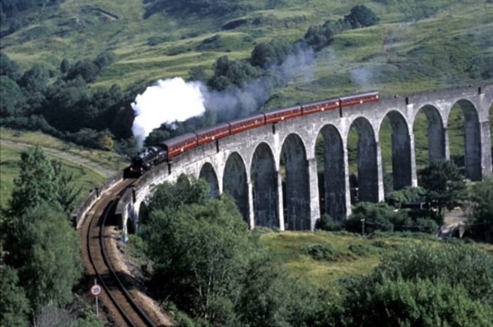 3 Jalur Kereta Api Dengan Pemandangan Cantik, Salah Satunya Seperti Jalur Hogwarts Express