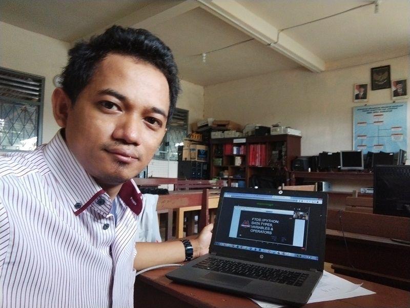 review hacktiv8 sekolah coding python