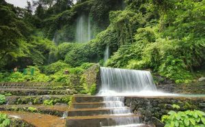 lokasi honeymoon di Lombok air terjun benang kelambu