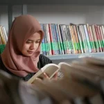 menambah wawasan dengan membaca buku